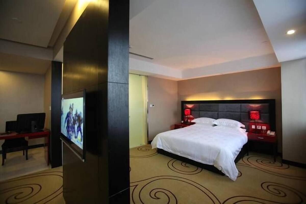 Business Suite | Minibar, desk, blackout curtains, iron/ironing board (on request)