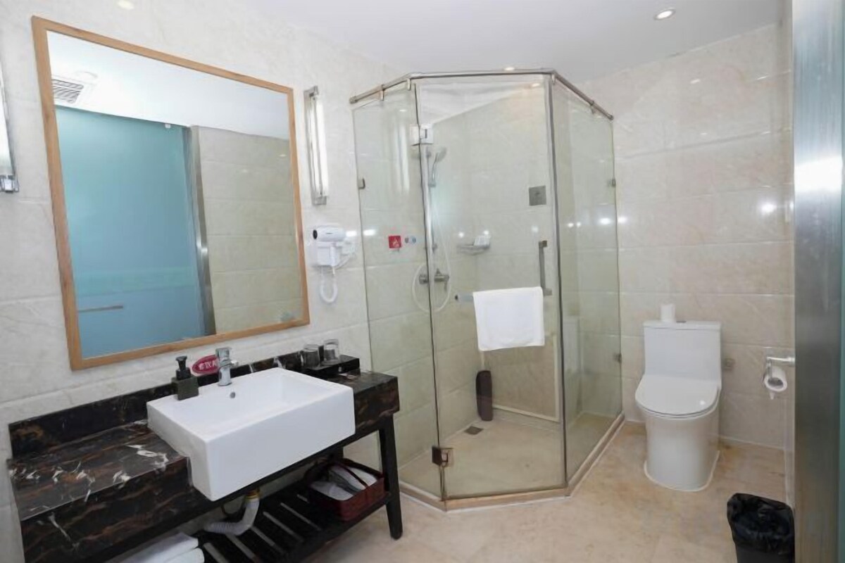 ฝักบัว, ของใช้ในห้องน้ำฟรี, ไดร์เป่าผม, รองเท้าสวมภายในห้อง
