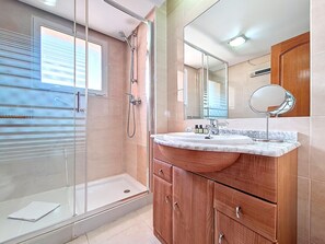 Dusche, Haartrockner, Handtücher, Toilettenpapier