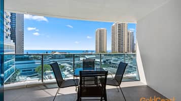 Apartamento, vistas a la piscina | Balcón