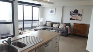 Executive Living in Auckland | Private kitchen | Full-sized fridge, microwave, oven, stovetop - Auckland Waterfront Executive Living (Auckland)