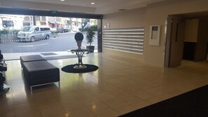 Lobby sitting area - Auckland Waterfront Executive Living (Auckland)