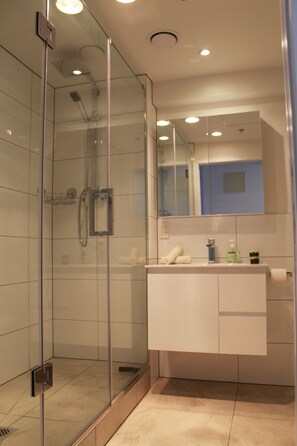Executive Living in Auckland | Bathroom | Shower, free toiletries, hair dryer, towels - Auckland Waterfront Executive Living (Auckland)