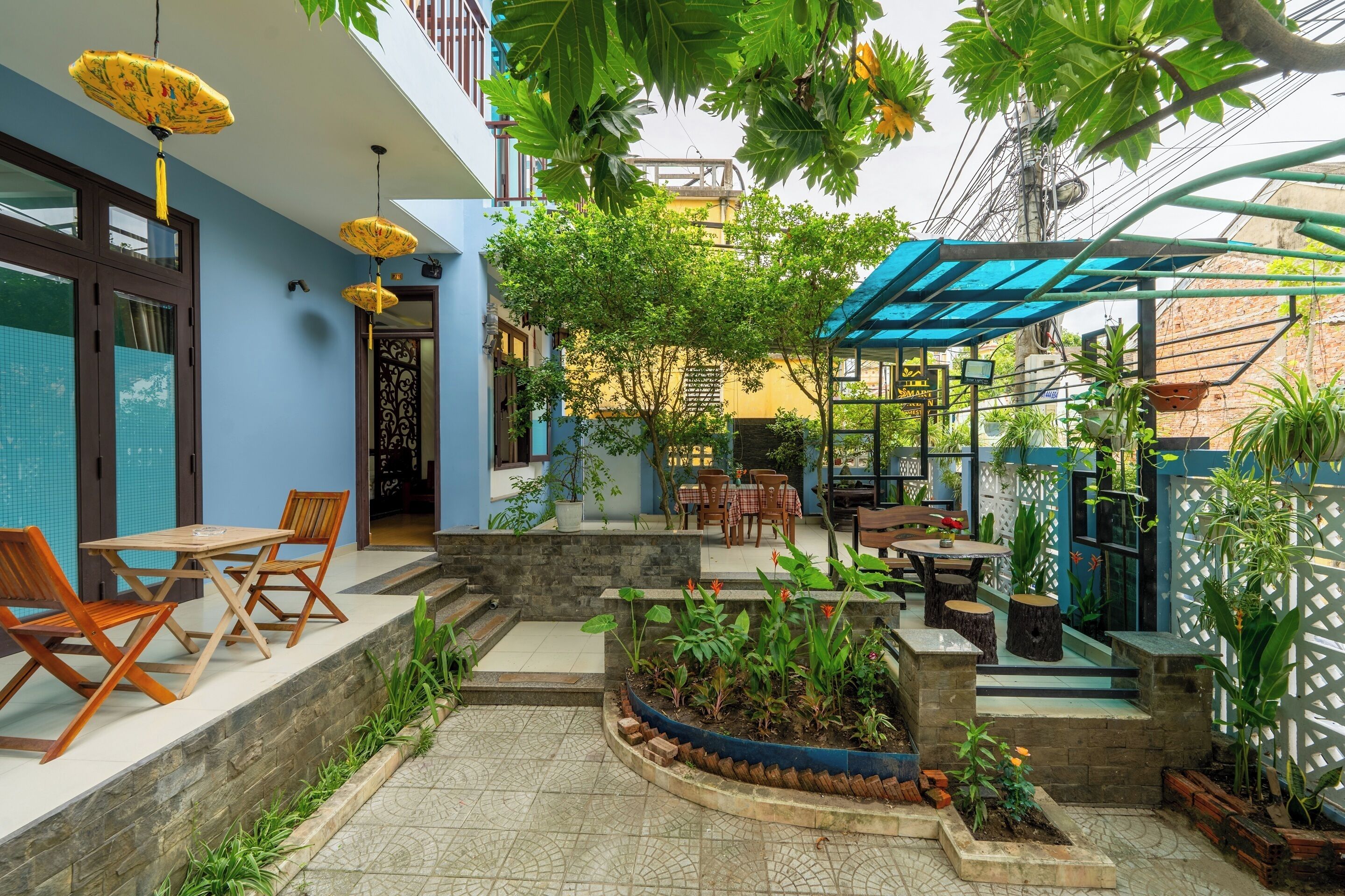 breakfast, lunch, dinner served; local and international cuisine