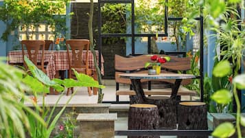 Café da manhã, almoço e jantar; local e internacional