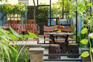 供应早餐、午餐和晚餐，本地与国际菜