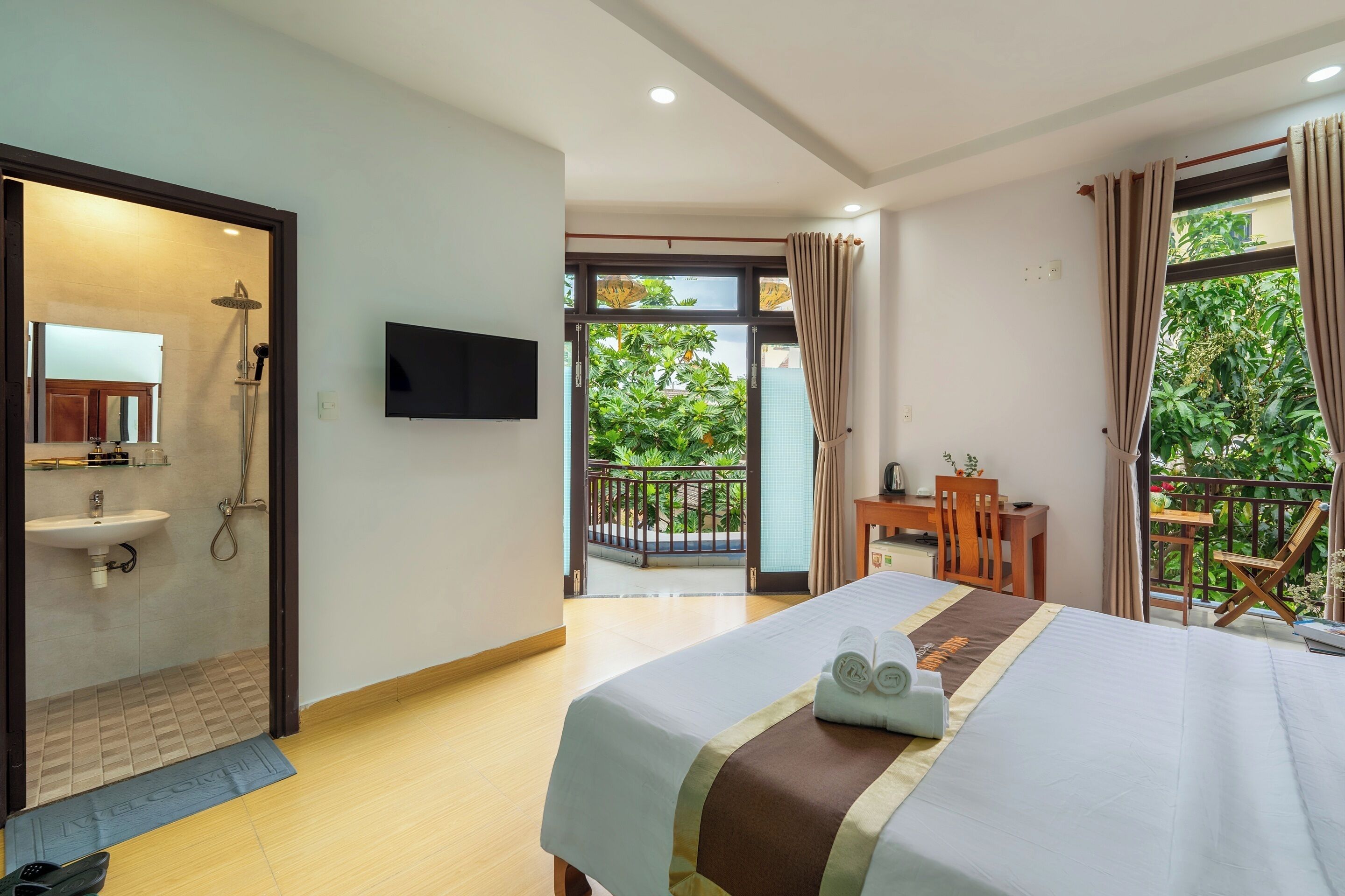 double or twin room, balcony | minibar, desk, blackout curtains, soundproofing