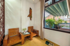 Phòng 3 dành cho gia đình, hiên | Minibar, bàn, màn/rèm cản sáng, phòng cách âm