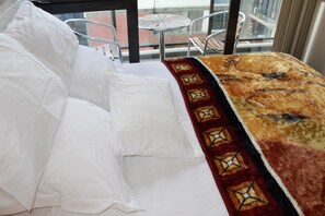 Appartement familial, 2 chambres, vue sur la ville | 2 chambres, bureau, accès au Wi-Fi (inclus)