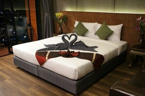 Deluxe tweepersoonskamer | Een minibar, verduisterende gordijnen, gratis wifi
