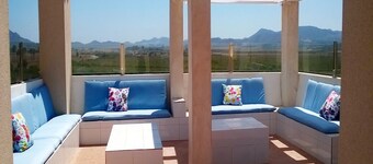 Gran ático con terraza, piscina comunitaria, vistas al mar.
