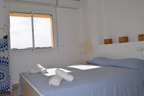 3 slaapkamers, een strijkplank/strijkijzer, wifi, beddengoed