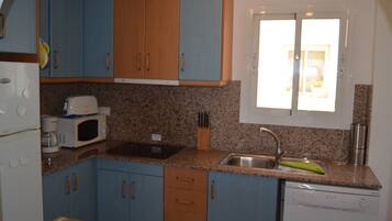 Frigorífico, microondas, placa de cocina y lavavajillas