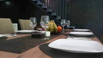 Luxury Apartment, 2 Bedrooms | In-room dining