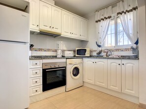 Frigorífico, microondas, horno y placa de cocina