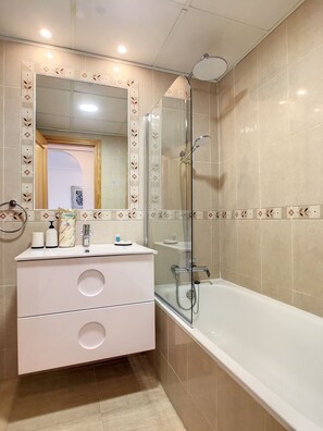 Bathtub, hair dryer, bidet, towels