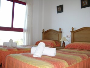 2 bedrooms, iron/ironing board, WiFi, bed sheets - Sea and pool view apartment on 5th floor, indoor/outdoor pool, balcony (Playa Honda)