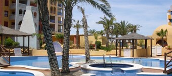 Apart. 5º piso vistas al mar y piscina exterior, piscina cubierta, balcón.