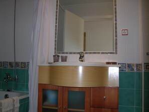 Bathtub, hair dryer, towels - Sea and pool view apartment on 5th floor, indoor/outdoor pool, balcony (Playa Honda)