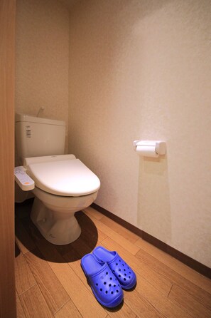 Baignoire et douche séparées, articles de toilette gratuits