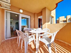Outdoor dining - Family 6th floor apartment, sea views, balcony, pool, free wifi (La Manga del Mar Menor)