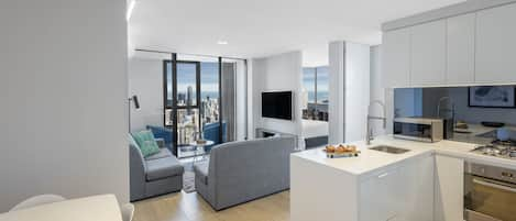 Apartamento, 3 habitaciones, vistas a la ciudad | Zona de estar | Smart TV de 55 pulgadas con canales digitales