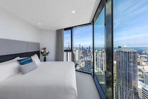 Three Bedroom Sky Apartment (Level 50 and above) | In-room safe, soundproofing, iron/ironing board, cribs/infant beds - Imagine Lighthouse (Melbourne)