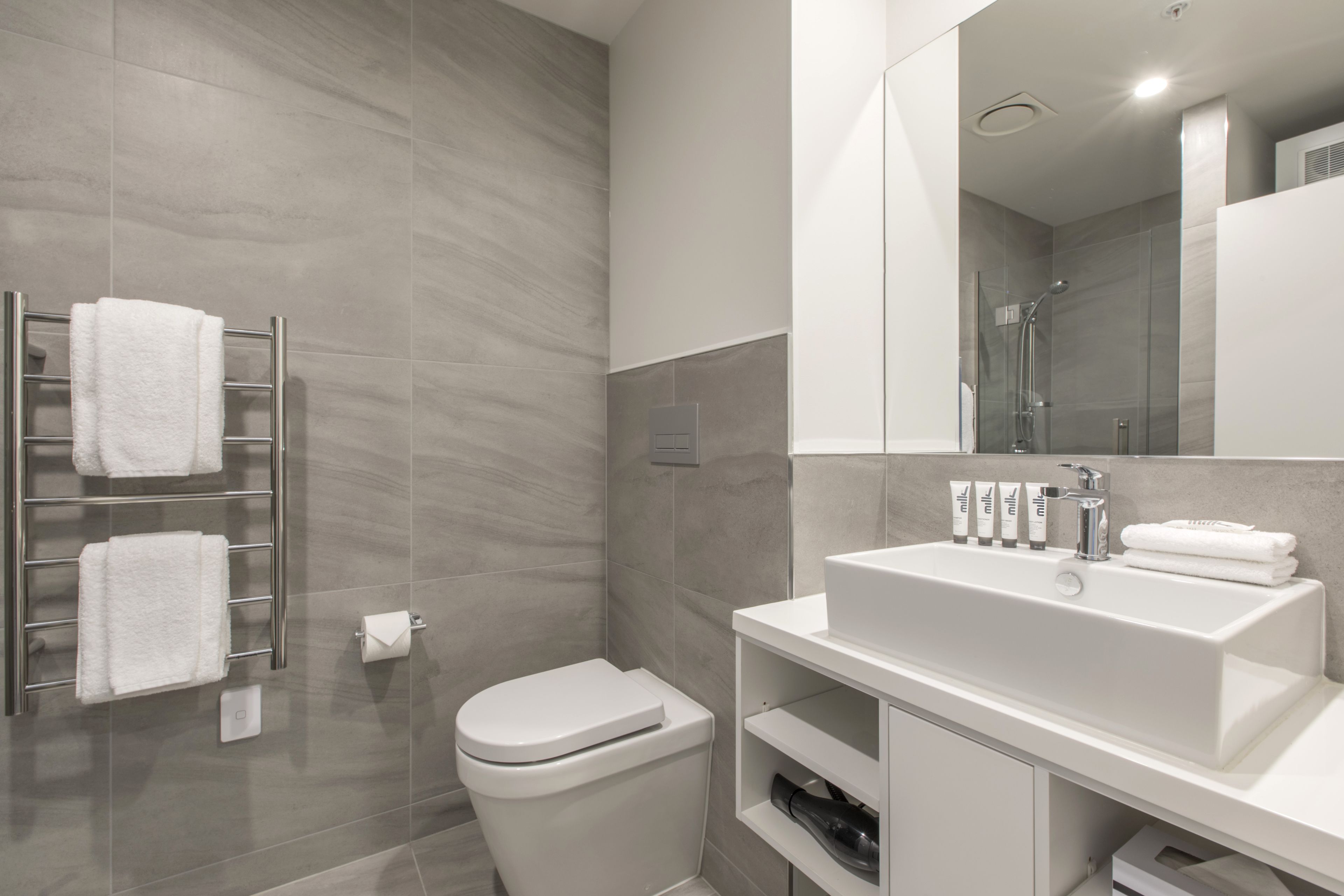 Douche, douche cascade, articles de toilette (gratuits)