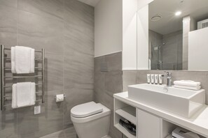 Shower, rainfall showerhead, free toiletries, hair dryer - Quest on Manchester (Christchurch)