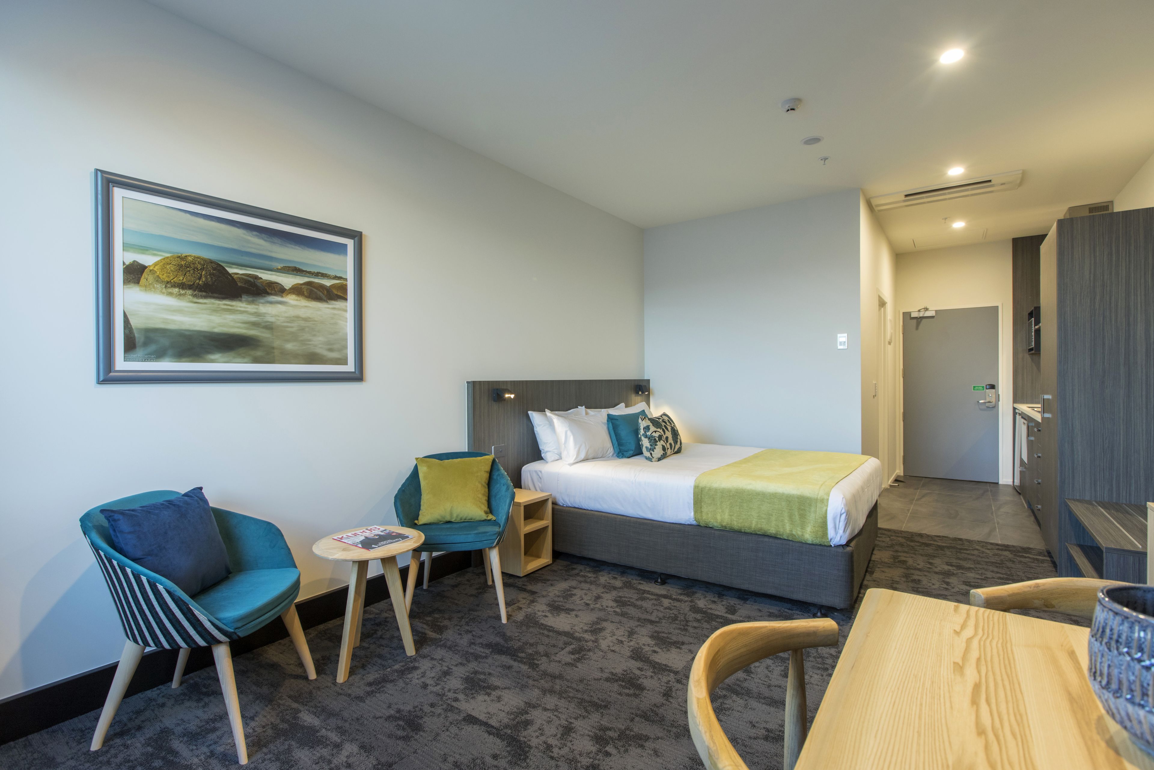 Studio Confort, cuisine | Bureau, espace de travail pour ordinateur portable, rideaux occultants