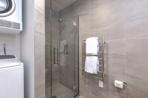 Douche, douche à « effet pluie », articles de toilette gratuits