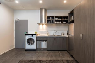 Refrigerador con freezer, microondas, placa de cocina, lavavajillas