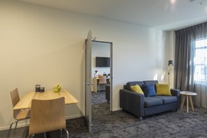 Family Apartment, 2 Bedrooms, Connecting Rooms | Meja, ruang kerja komputer riba, langsir/tirai gelap terus, kalis bunyi 