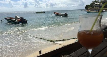 Magnificent T2 with exceptional view over the bay of Fort de France; rated 3*.