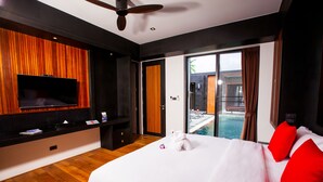 Una habitación de hotel moderna con una cama grande, un televisor de pantalla plana montado en la pared y una puerta corrediza de vidrio que da a una zona de piscina.