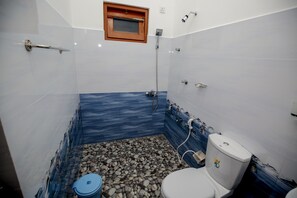 Quarto solteiro luxo, 1 quarto | Banheiro | Chuveiro, produtos de toalete grátis, secador de cabelo, chinelos
