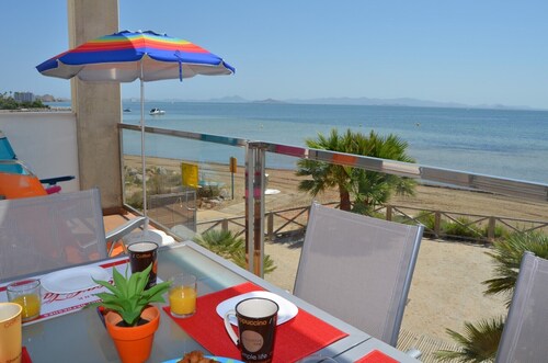 Appartement au 1er étage, vue sur la mer et la piscine, wifi gratuit.