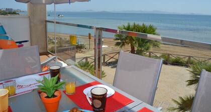 Appartement au 1er étage, vue sur la mer et la piscine, wifi gratuit.
