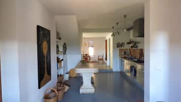 Réfrigérateur, four, plaque de cuisson, cafetière/bouilloire
