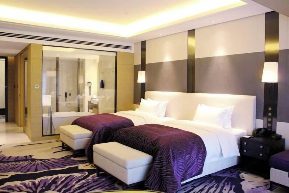 Frigobar, cofres nos quartos, escrivaninha, cortinas blackout