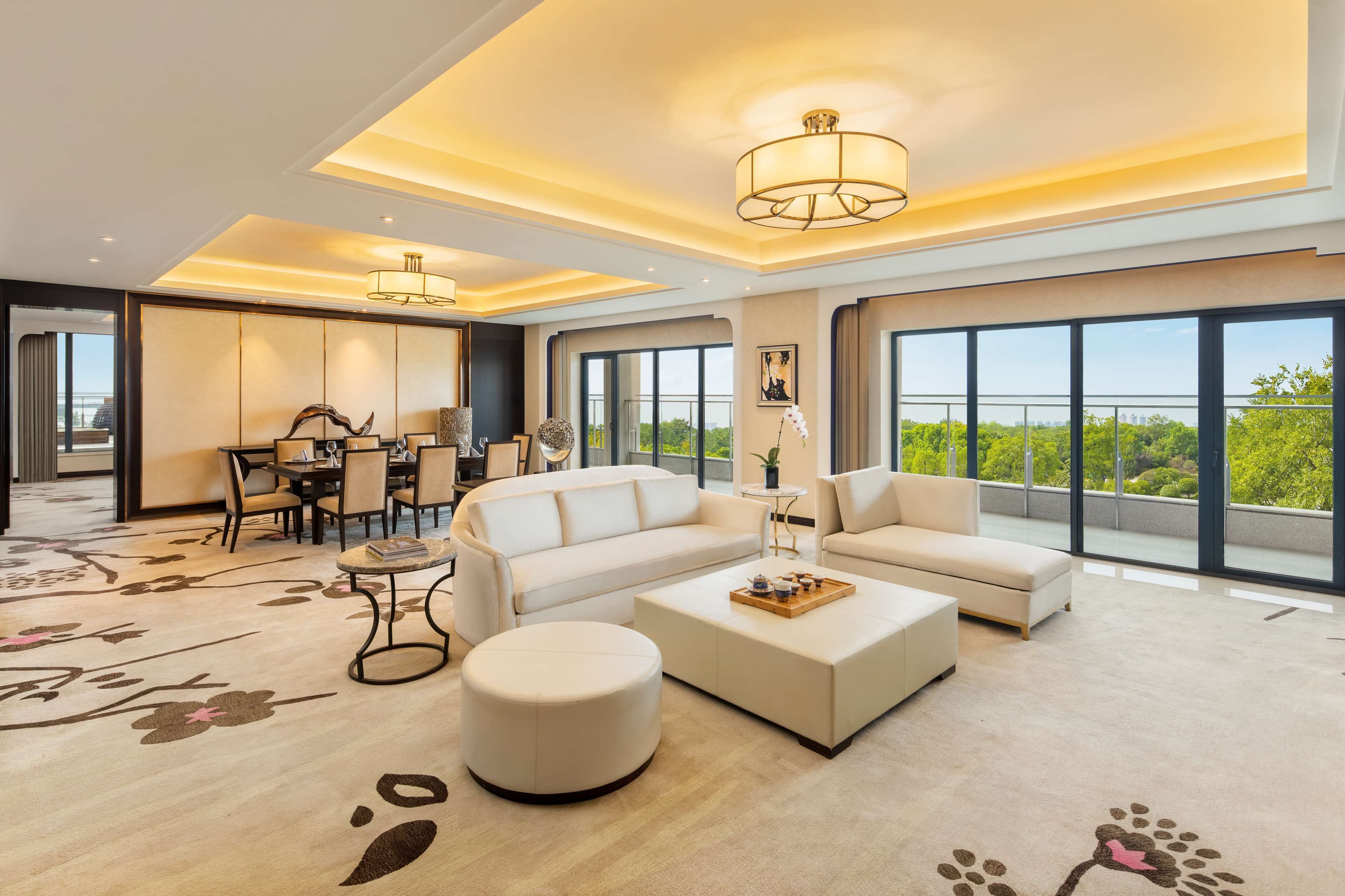 Presidential Suite | Minibar, in-room safe, desk, blackout drapes