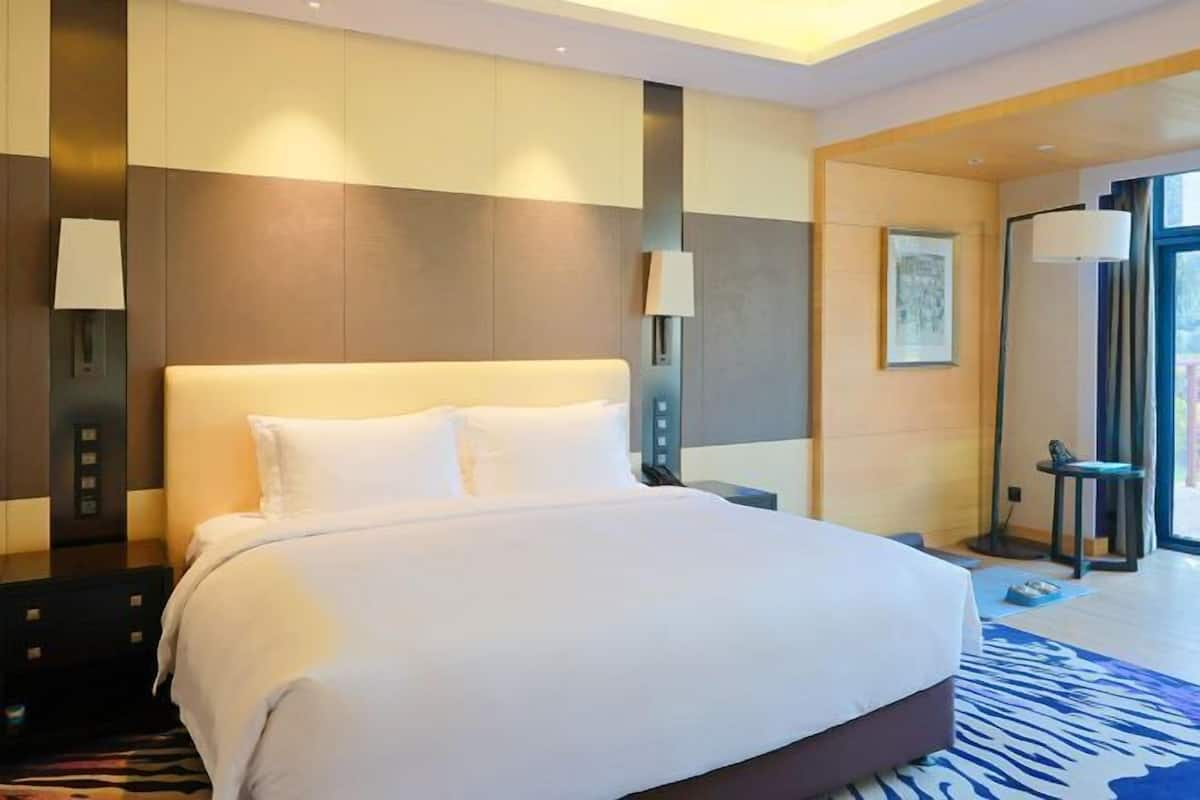 Minibar, in-room safe, desk, blackout curtains