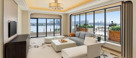 Suite ejecutiva, 1 cama King size (Lounge Access) | Minibar, caja de seguridad en la habitación y escritorio