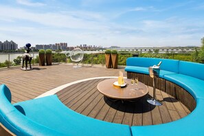 Suite ejecutiva, 1 cama King size (Lounge Access) | Minibar, caja de seguridad en la habitación y escritorio 