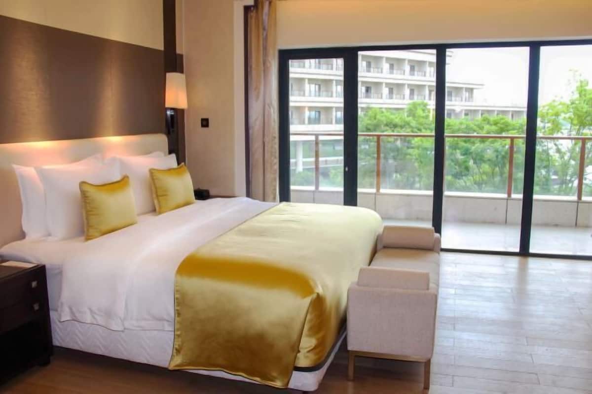 Frigobar, cofres nos quartos, escrivaninha, cortinas blackout