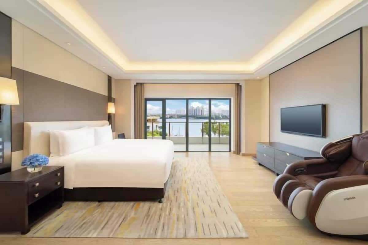 Frigobar, cofres nos quartos, escrivaninha, cortinas blackout