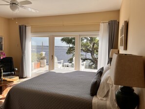 เครื่องนอนระดับพรีเมียม, ห้องพักตกแต่งอย่างมีเอกลักษณ์, โต๊ะทำงาน