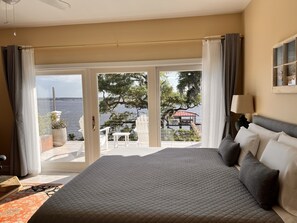 เครื่องนอนระดับพรีเมียม, ห้องพักตกแต่งอย่างมีเอกลักษณ์, โต๊ะทำงาน