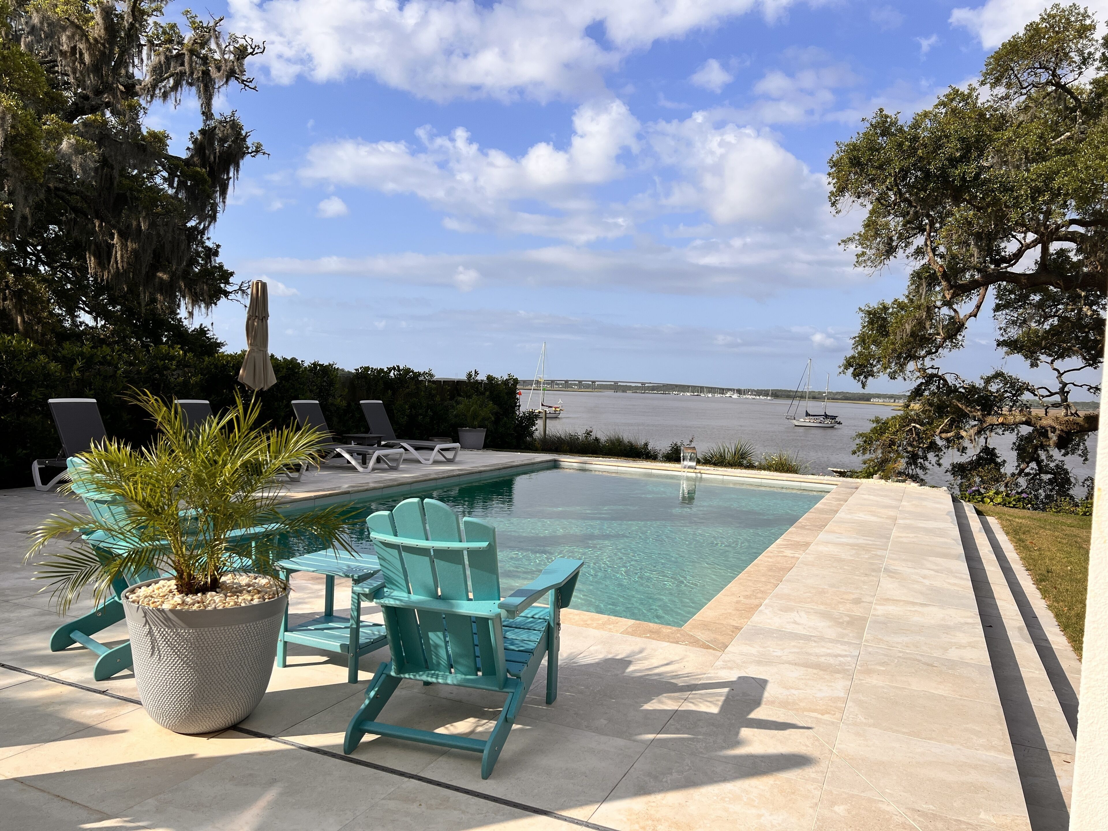 Swim-up bar