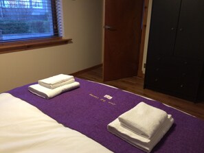 3 habitaciones, tabla de planchar con plancha, cuna de viaje y internet 